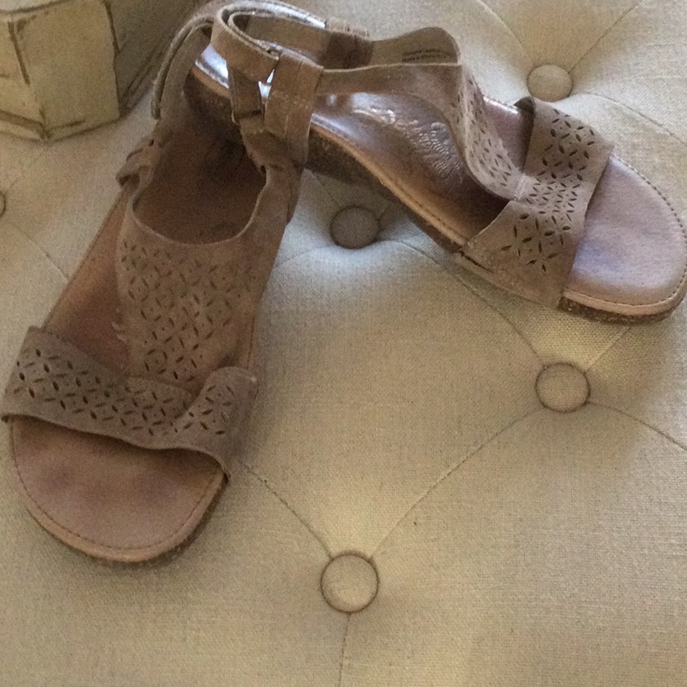 Aetrex T strap comfy suede sandals size 7